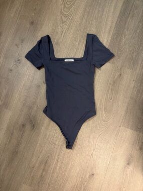 Aritzia Babaton Square Neck Contour Bodysuit
